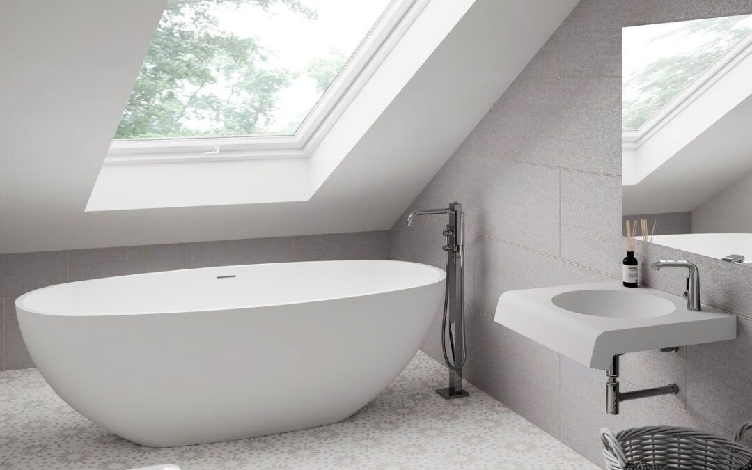 Aménager une salle de bains sous combles : idées et conseils pratiques